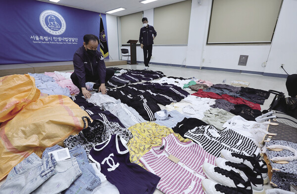 서울 중구 서울특별시민생사법경찰단에서 올해 상반기 압수한 명품 의류, 액세서리 위조 상품을 진열하고 있다.
