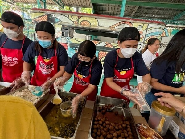 허벌라이프는 글로벌 퍼포즈 달을 맞아 아시아 태평양 지역발전을 위한 봉사활동을 진행했다. 사진은 필리핀에서 따뜻한 음식을 준비해 나눠주는 봉사활동을 하고 있는 직원들의 모습이다. [사진=허벌라이프]