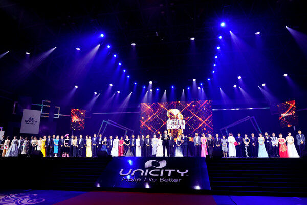 유니시티 인터내셔널, ‘2023 북아시아 컨벤션' 무대에 직급자들이 축하를 받고 있다. [사진=유니시티코리아]